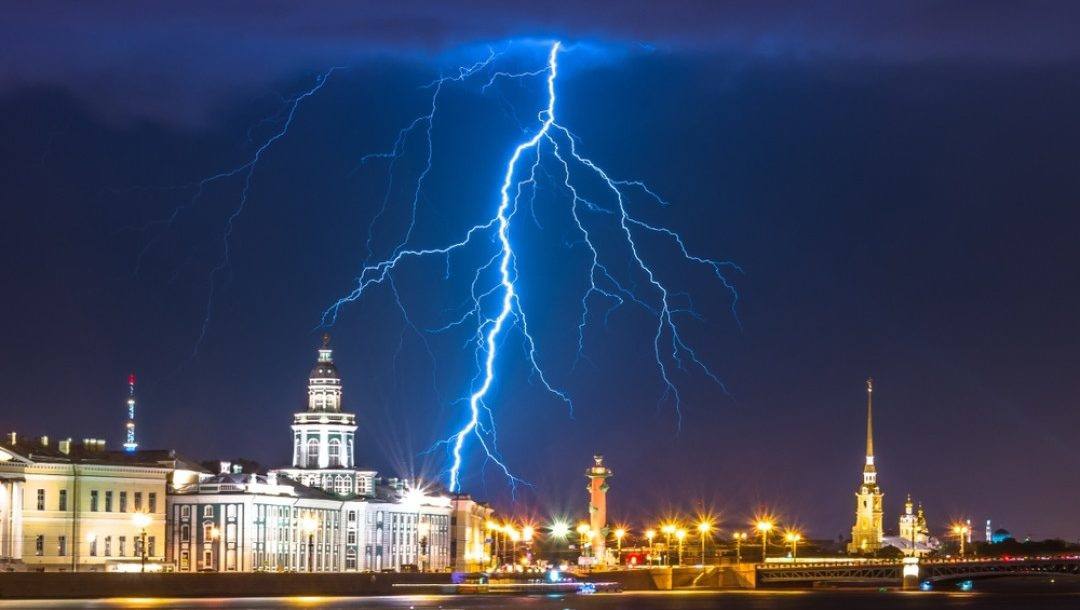 Мощная ночная гроза над Санкт-Петербургом