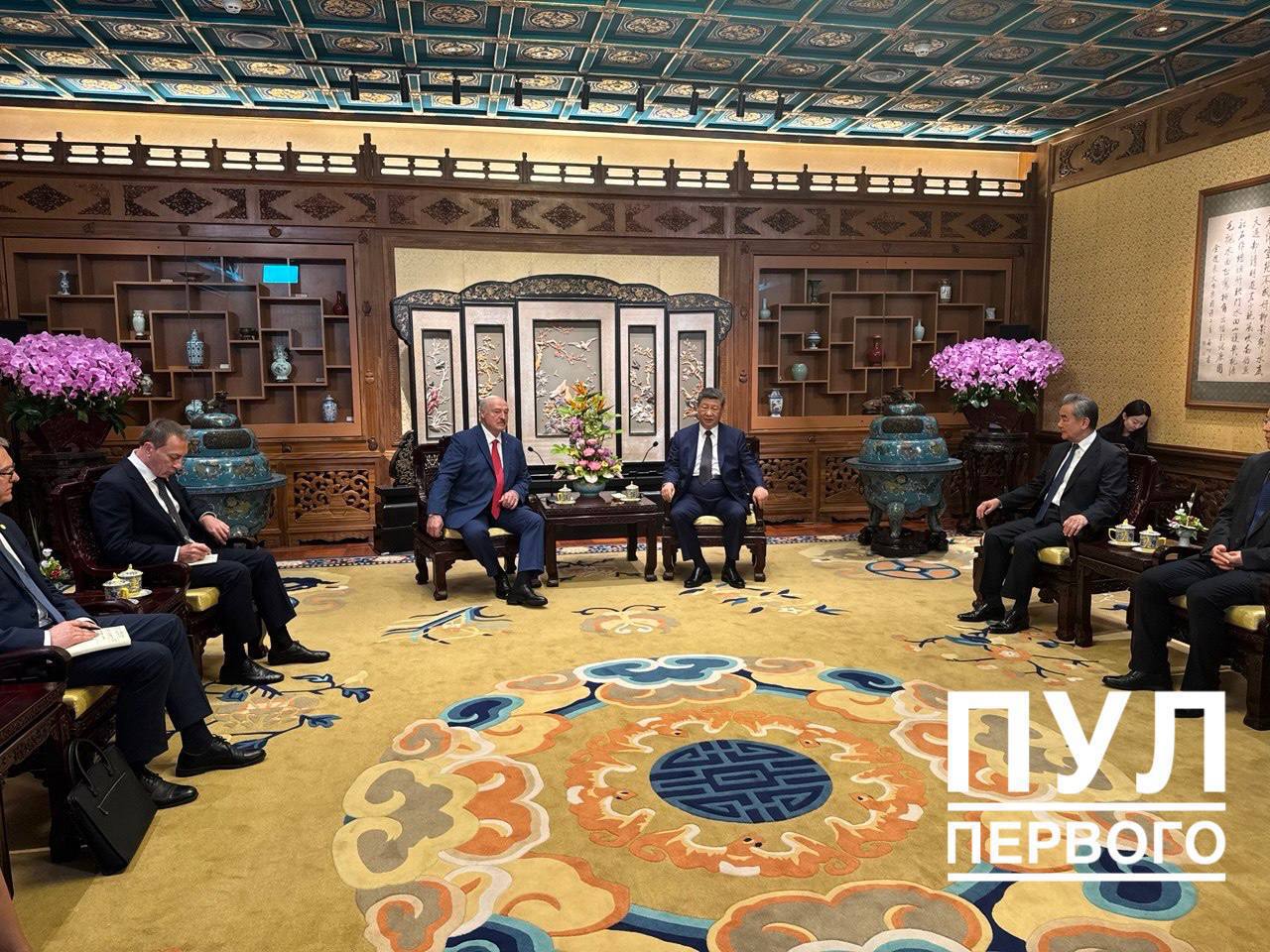 Си Цзиньпин и Лукашенко пожимают руки в Пекине