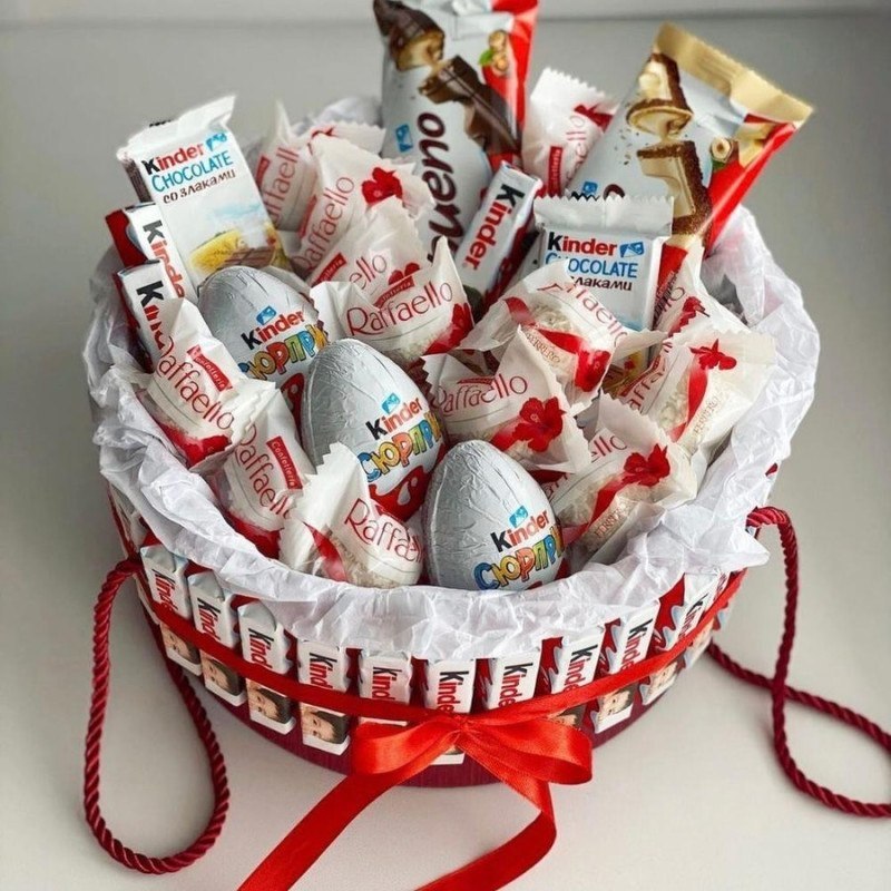 Разноцветные упаковки конфет Raffaello и Kinder на полке магазина