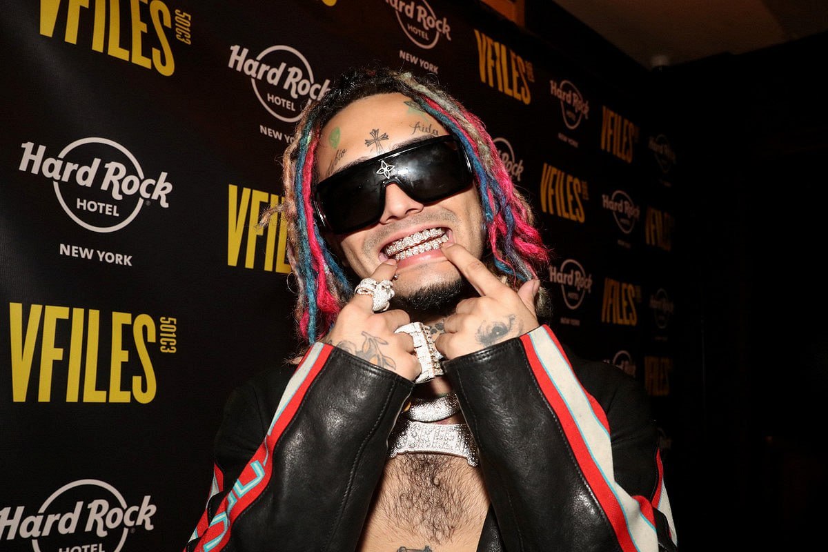 Lil Pump на сцене с микрофоном в Москве