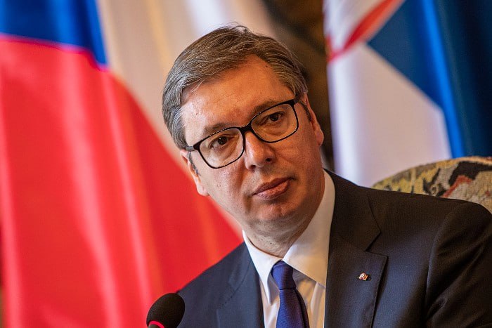 Президент Сербии Александр Вучич выступает с заявлением на пресс-конференции