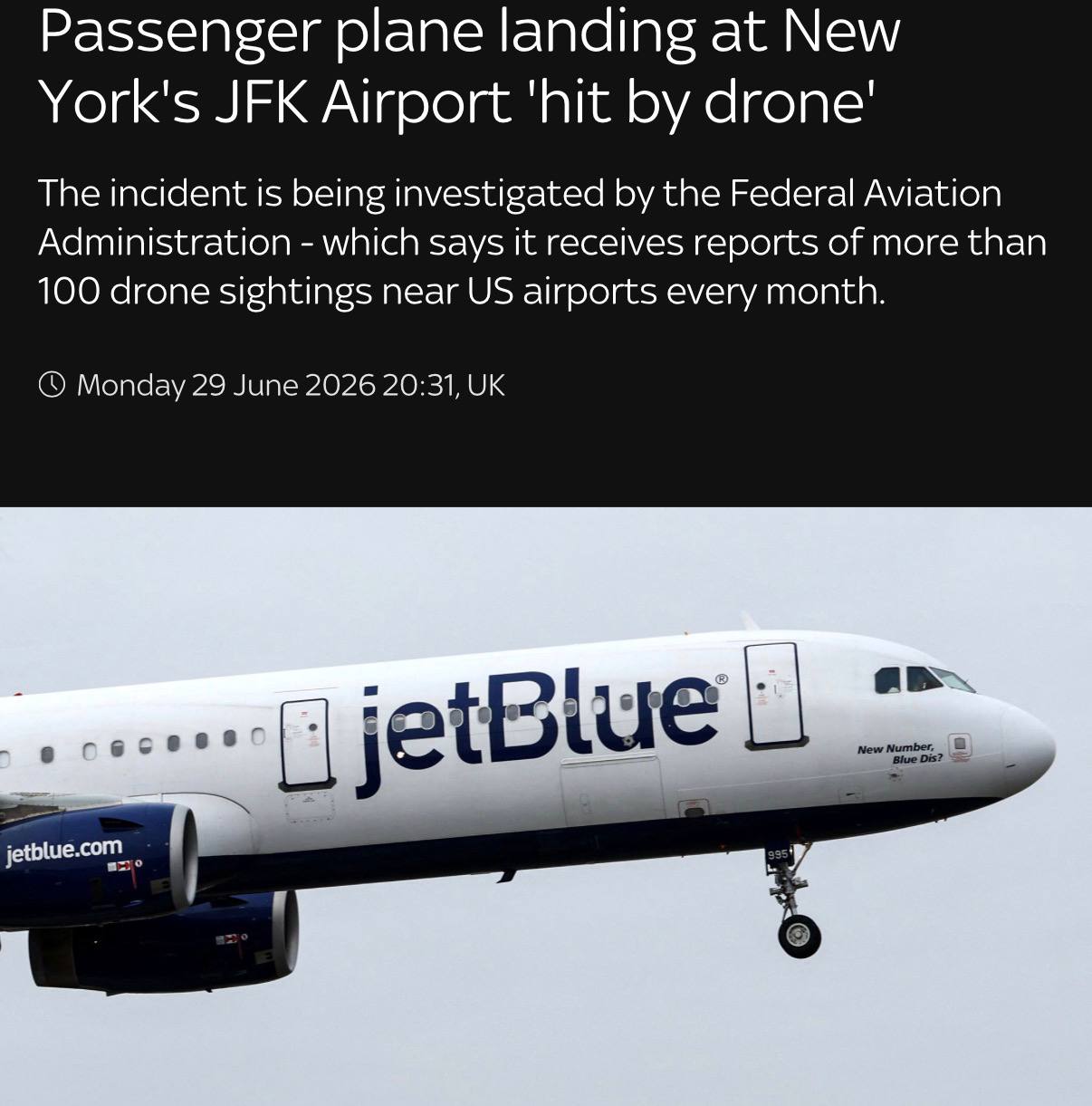 Пассажирский самолет JetBlue заходит на посадку в аэропорту Нью-Йорка