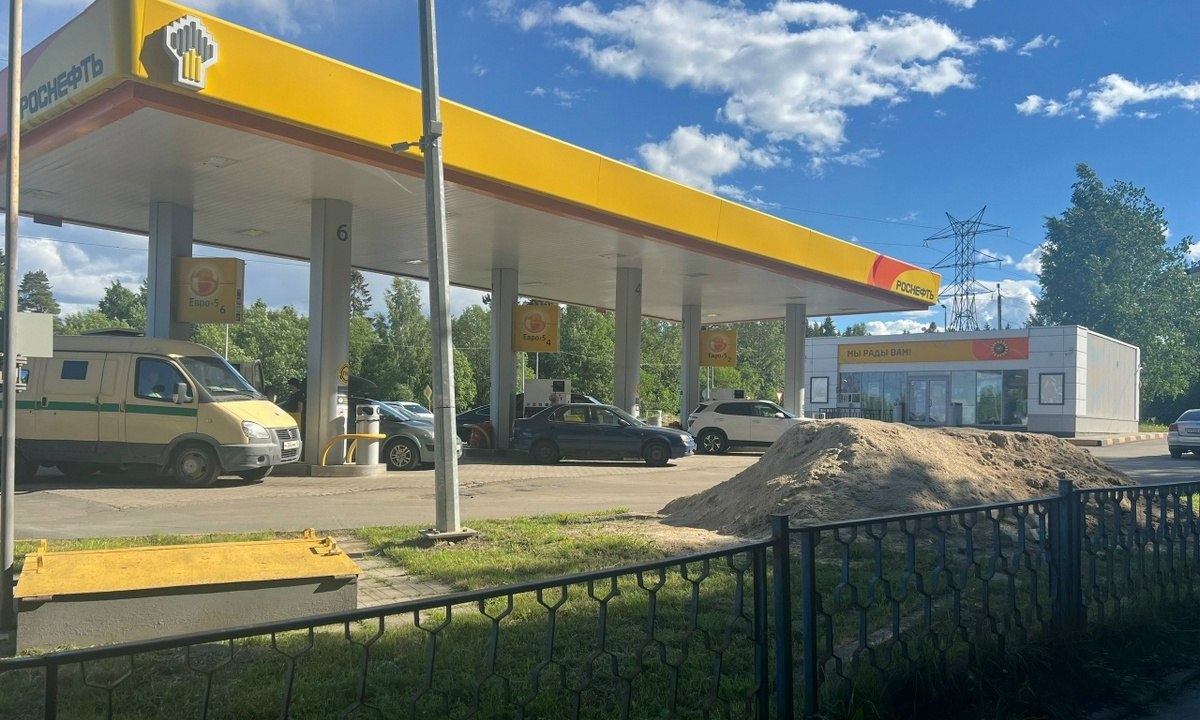 Очередь из автомобилей на АЗС в Петрозаводске