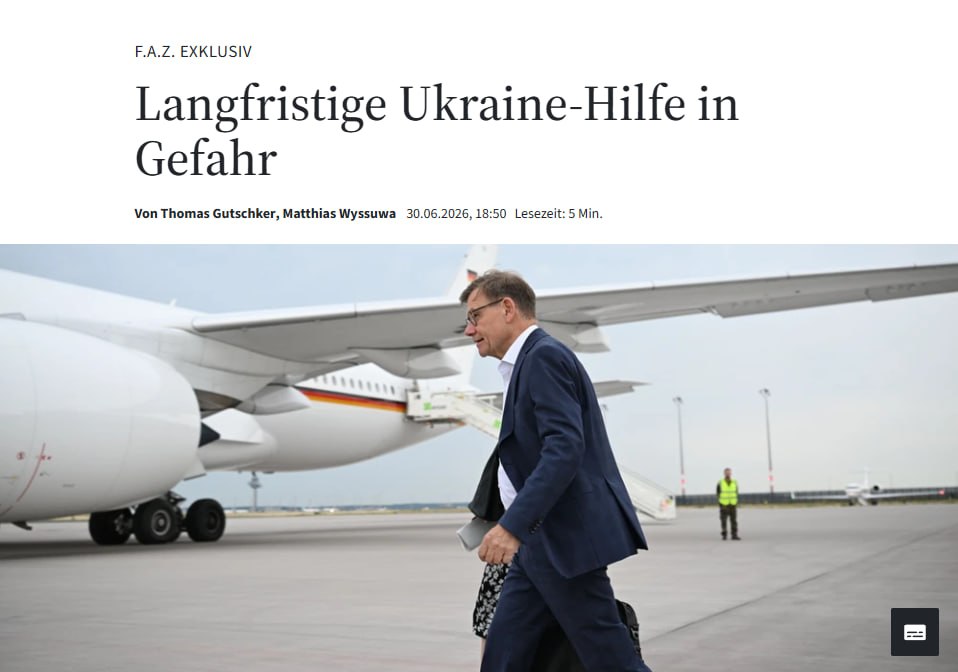 Флаги стран НАТО на фоне зала заседаний
