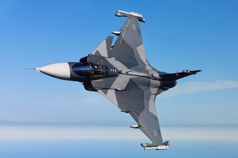 Современный истребитель Gripen E в полете над облаками
