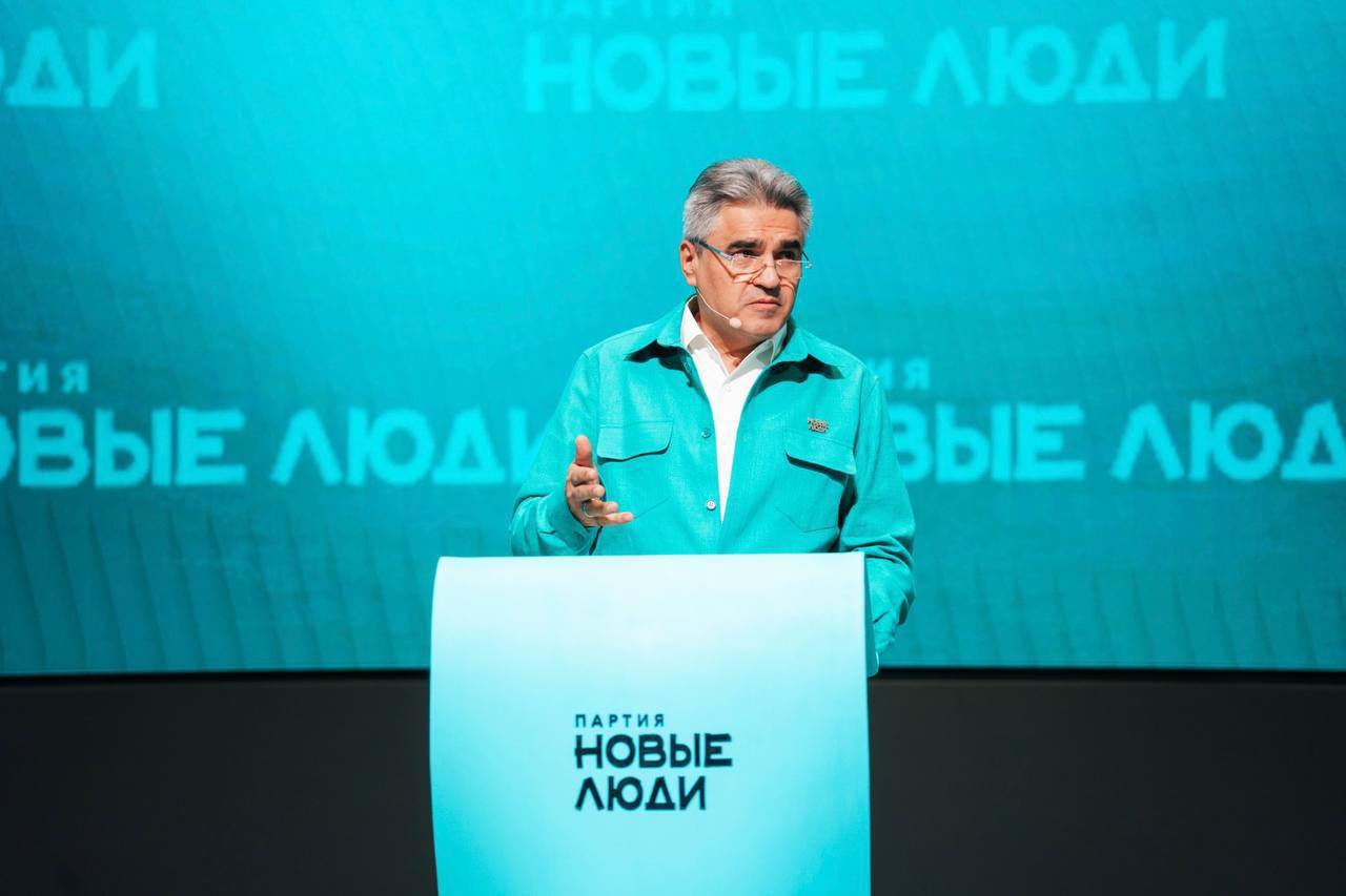 Алексей Нечаев выступает на съезде партии Новые люди