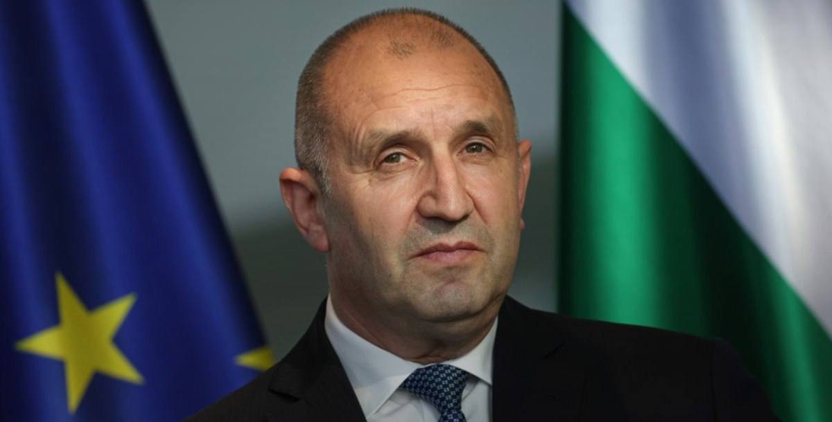 Премьер Болгарии Румен Радев выступает с заявлением