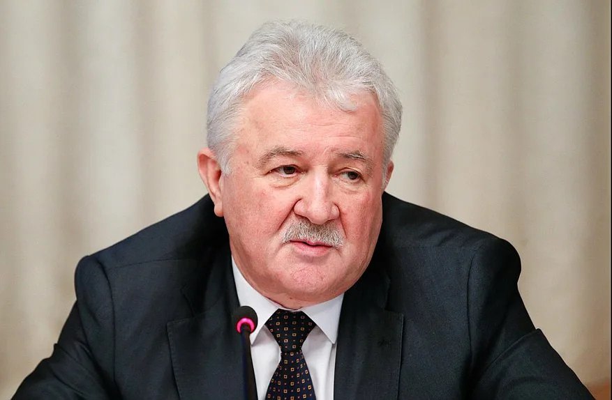 Очередь из автомобилей на заправке в России