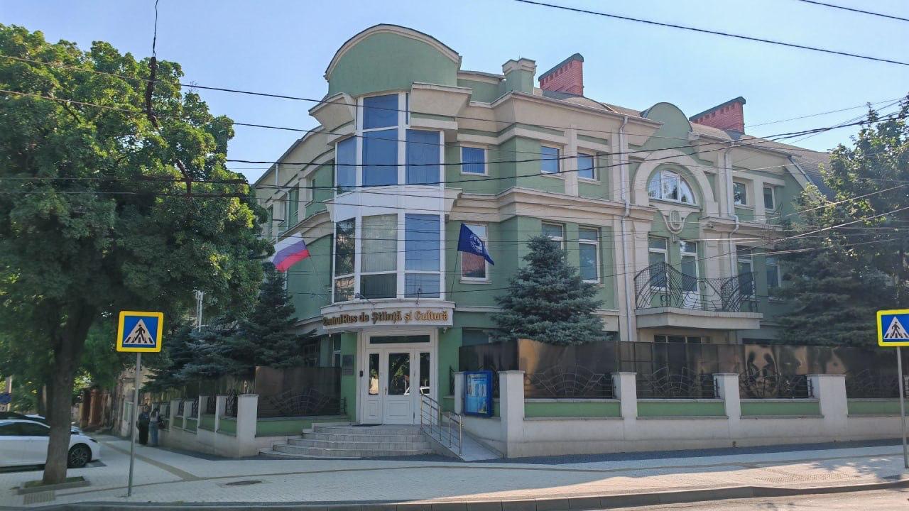 Здание Русского дома в Кишиневе с флагом России
