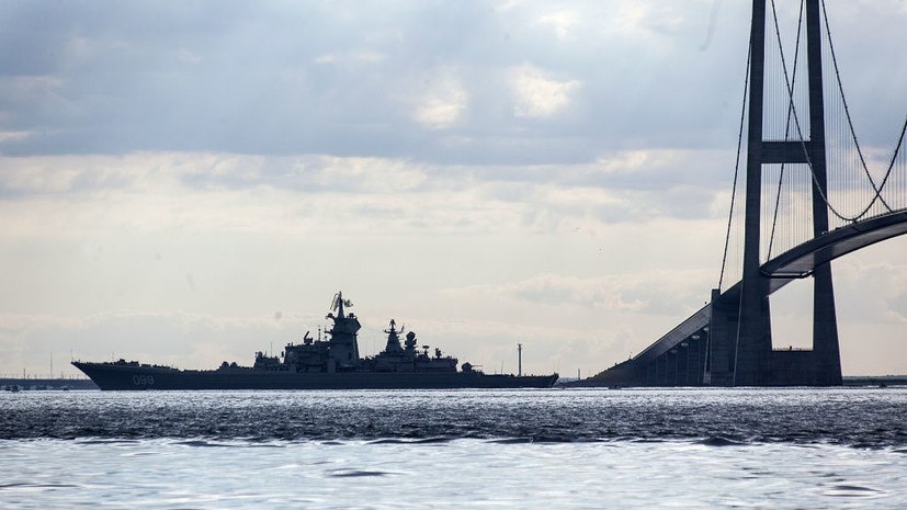Российский военный корабль в порту Циндао перед учениями