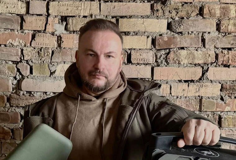 Пуск зенитной ракеты из установки ПВО на фоне неба