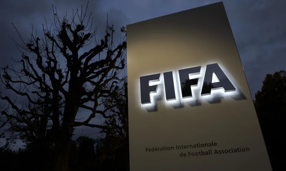 Логотип FIFA на фоне футбольного поля
