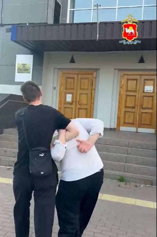 Сожженный паспорт на столе в баре