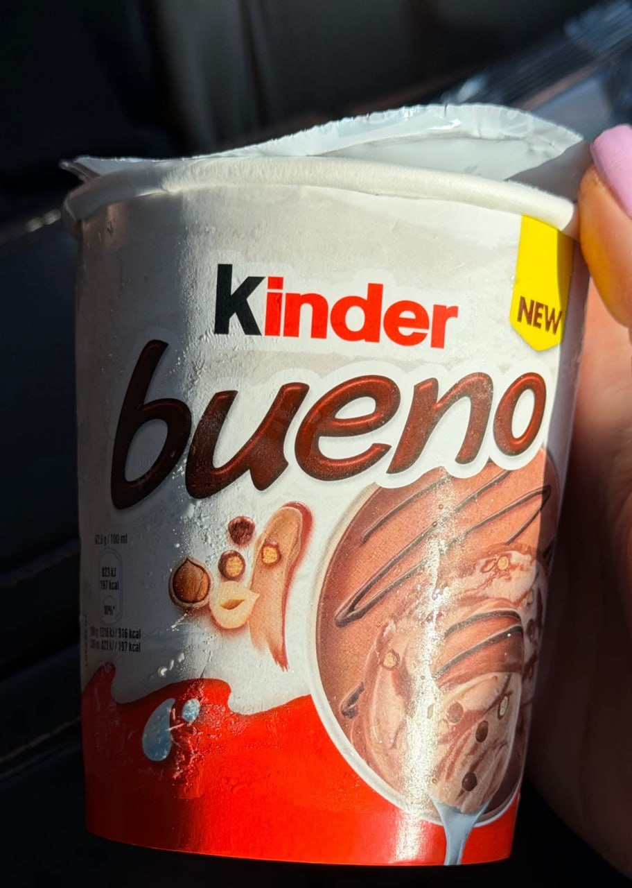 Ведро мороженого Kinder Bueno на прилавке магазина