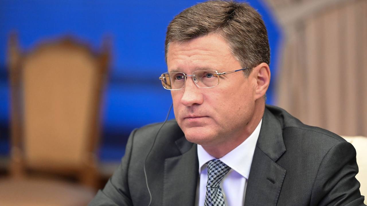 Заправка автомобиля бензином на фоне цен