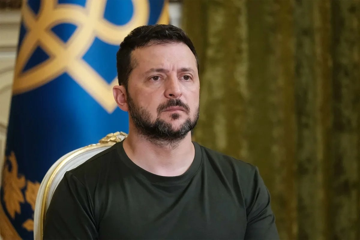 Флаг Украины и Турции на фоне военной техники
