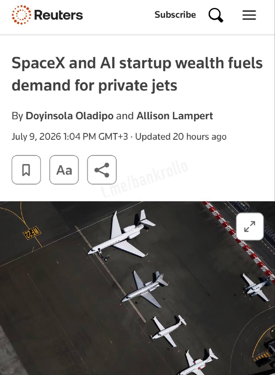 Частный самолет на фоне космодрома SpaceX