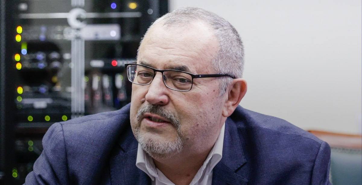 Борис Надеждин на фоне флага России