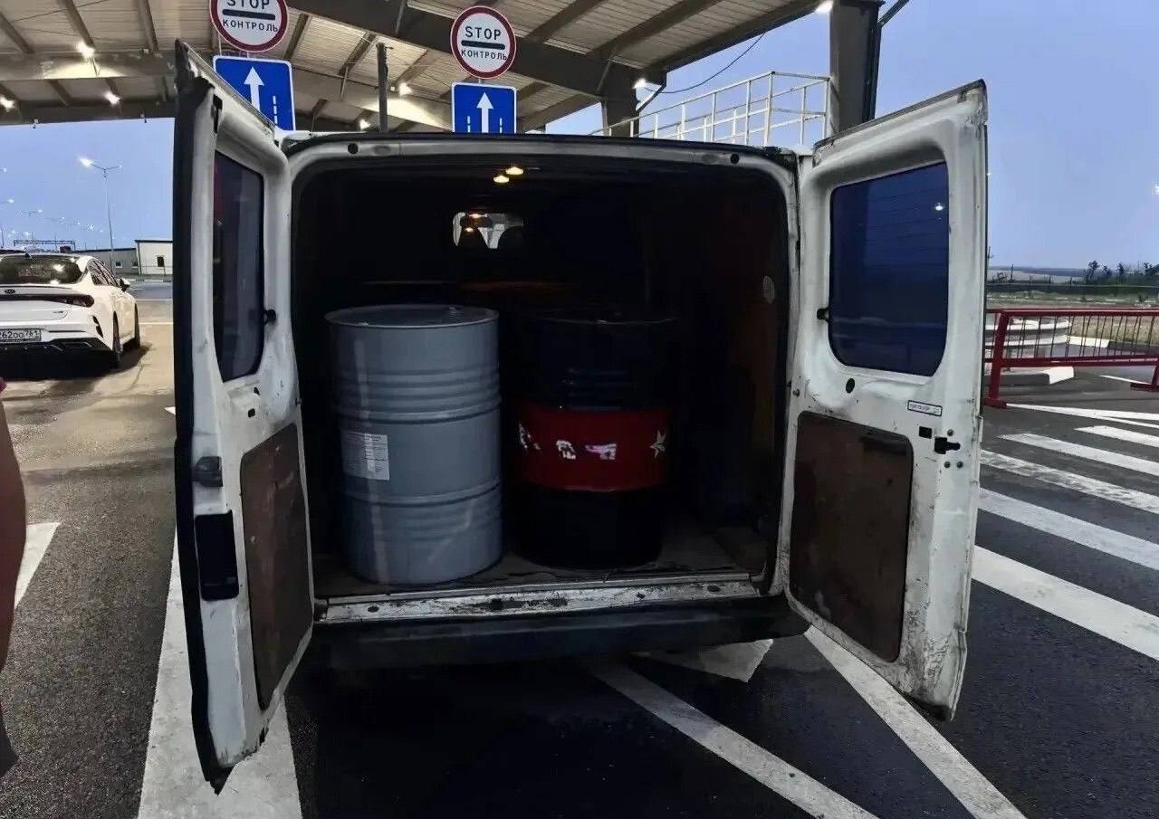 Грузовой Ford Transit с бензином на трассе