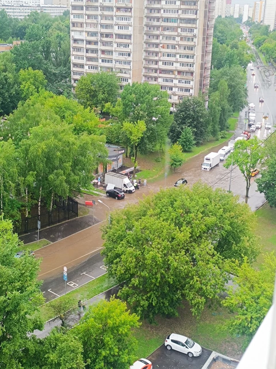 Сильный ветер сносит людей с ног в Москве