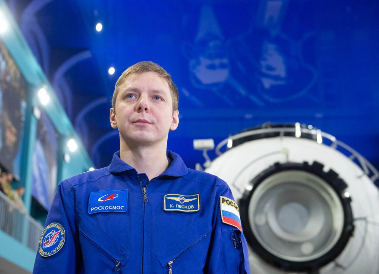 Космонавт Кирилл Песков в скафандре перед полетом