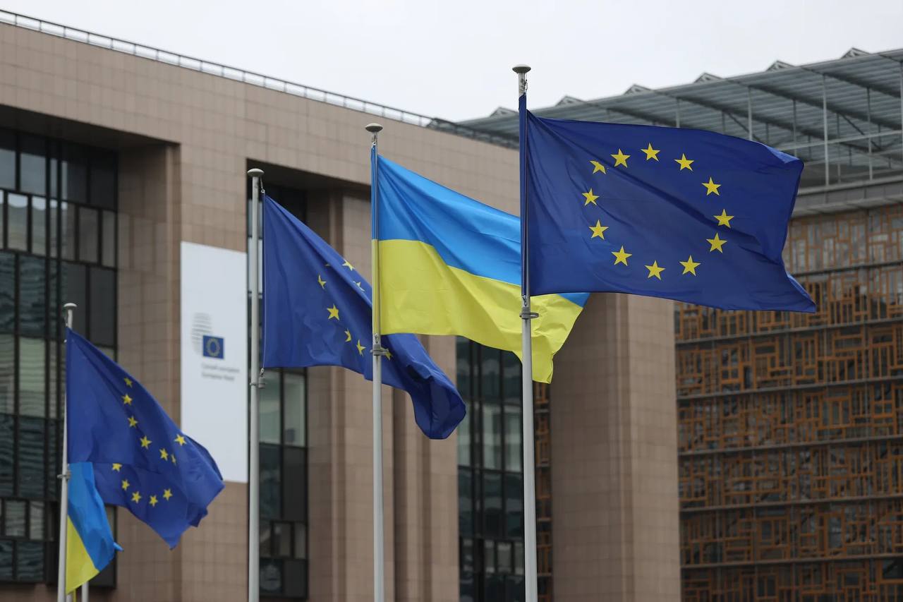 Флаг Украины и флаг Европейского Союза рядом