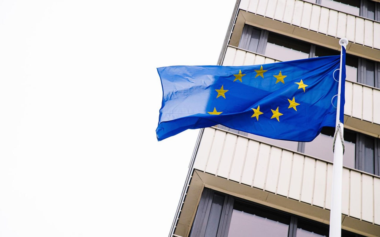 Флаг Европейского союза на фоне здания парламента