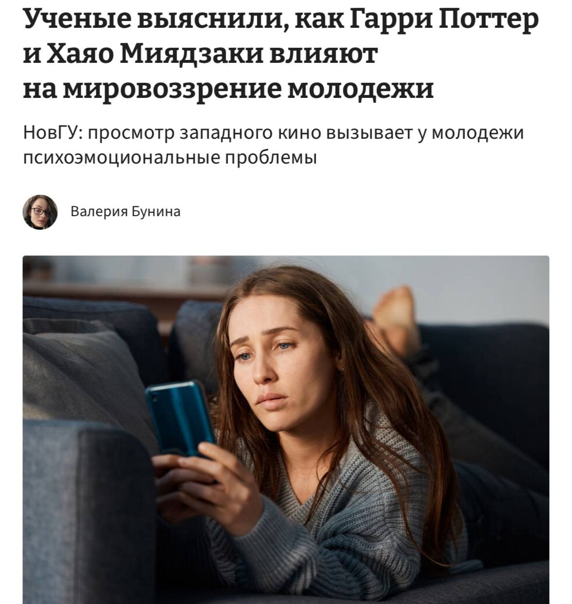 Гарри Поттер с волшебной палочкой на фоне Хогвартса