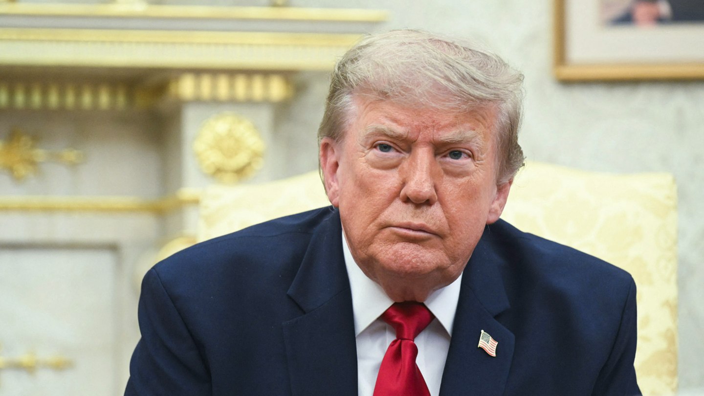 Дональд Трамп дает интервью на фоне студии Fox News