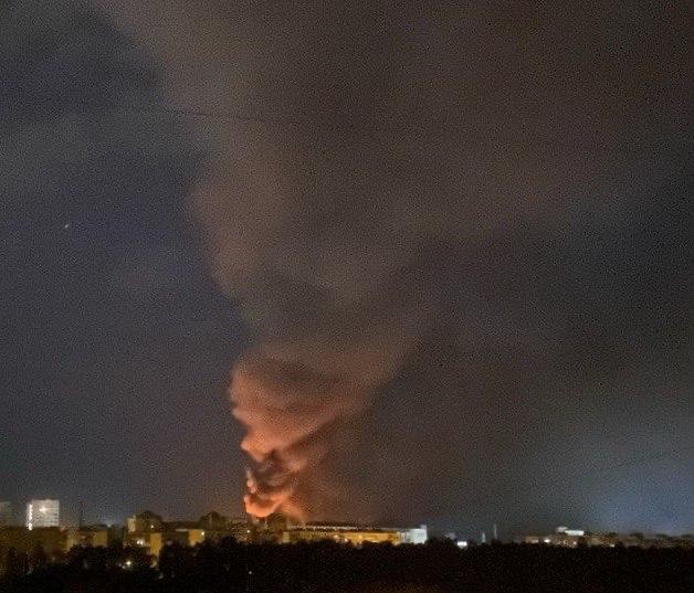 Ночной удар ВС РФ по Киеву, сильный пожар