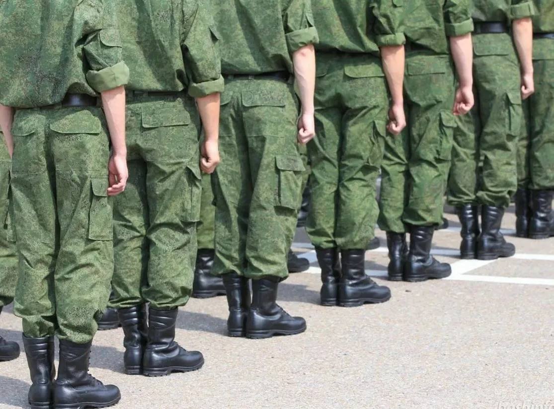 Призывники на плацу воинской части