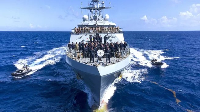 Британский военный корабль HMS Medway в аргентинских водах