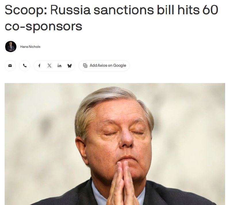 Здание Капитолия США на фоне флагов