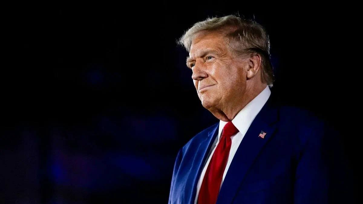 Президент США Трамп указывает на карту мира с четырьмя странами