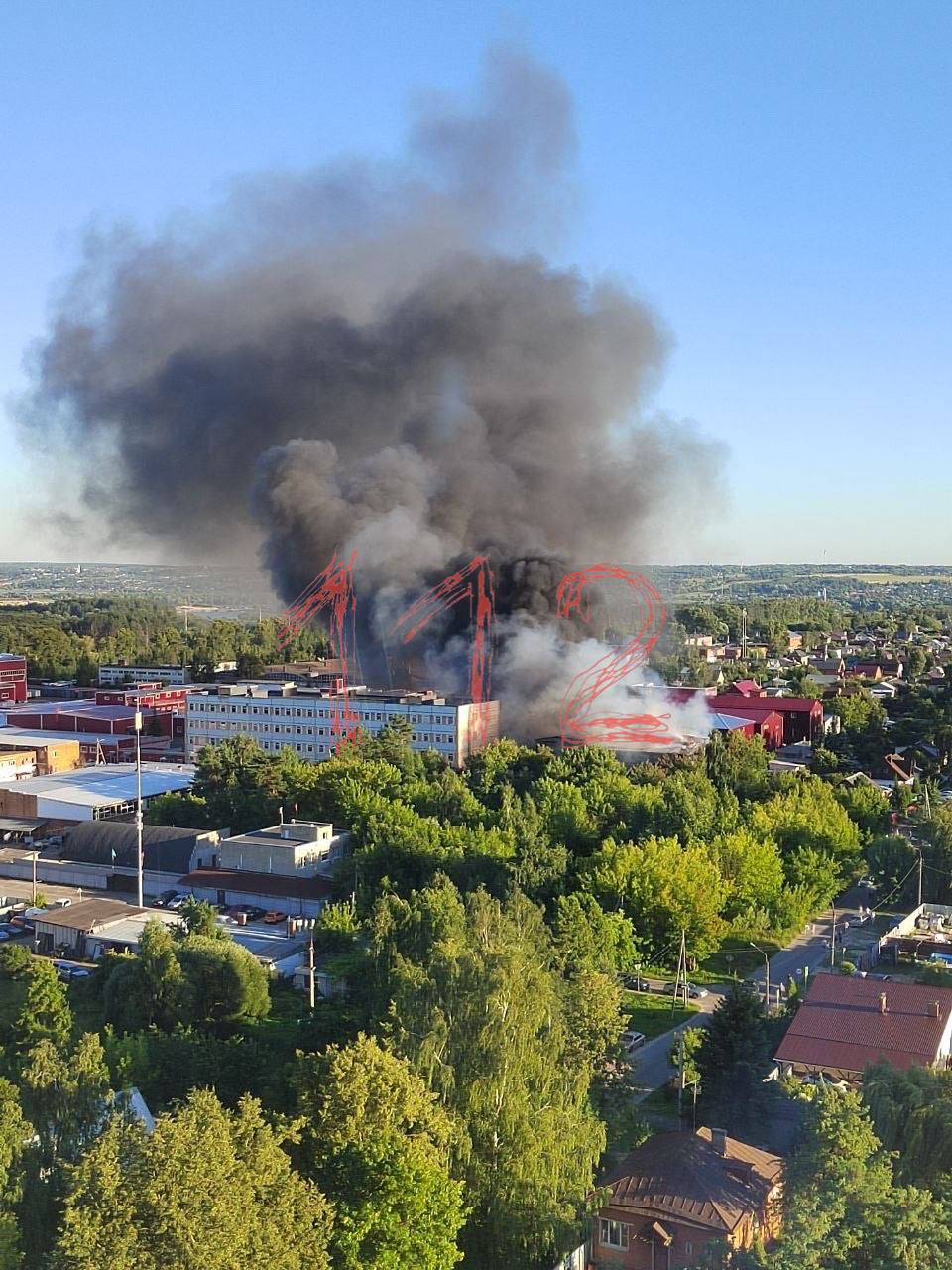 Пожарные тушат крупное возгорание в ангаре в Серпухове