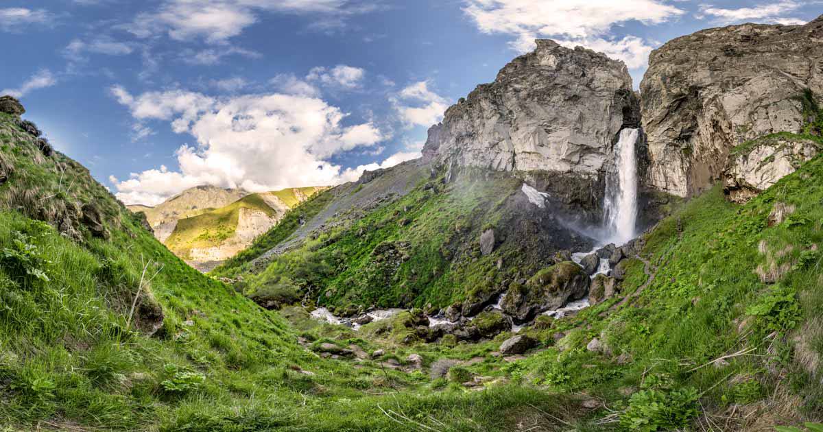 Обрыв высотой 40 метров у водопада Султан в Кабардино-Балкарии