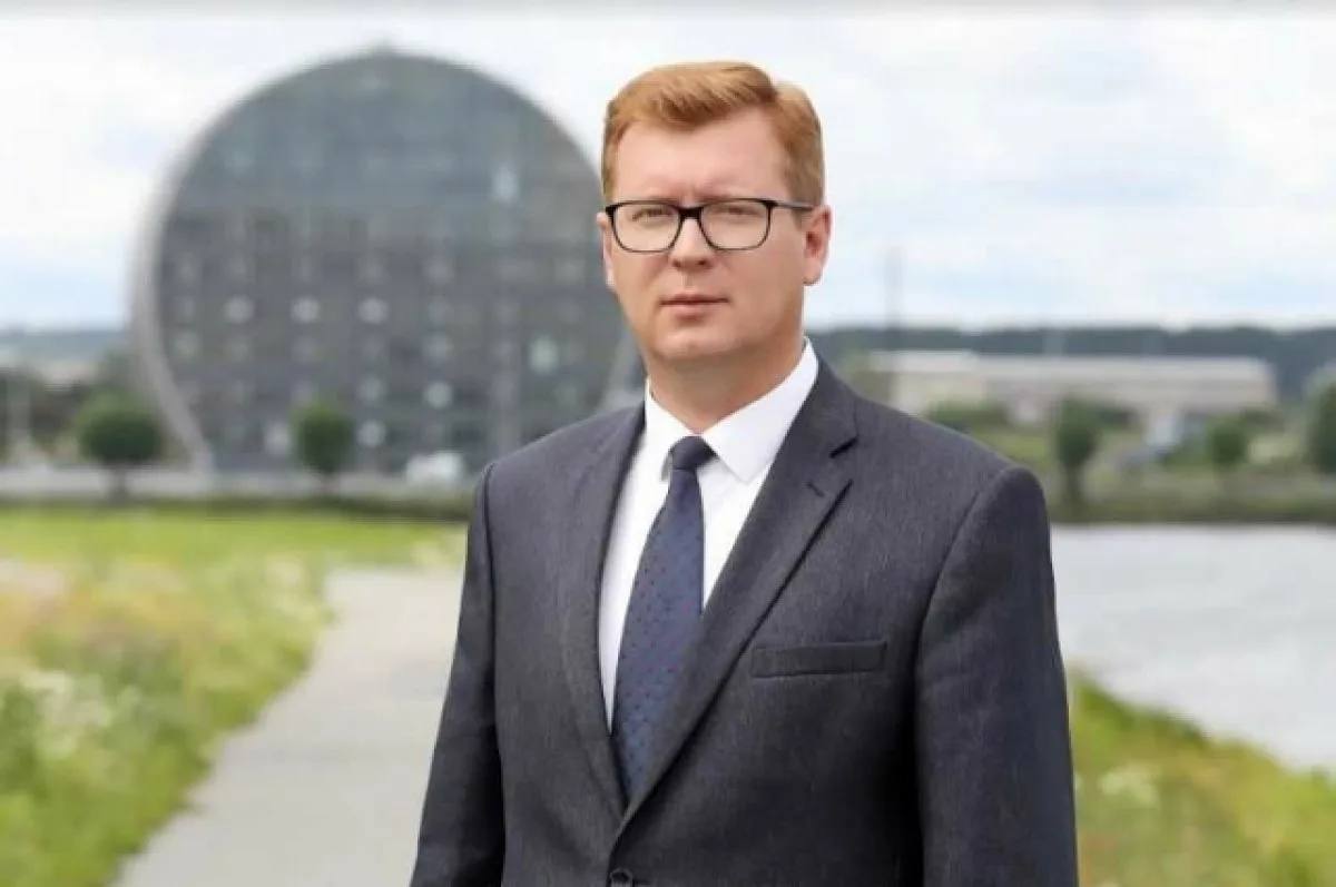 Здание администрации Первоуральска на фоне городского пейзажа