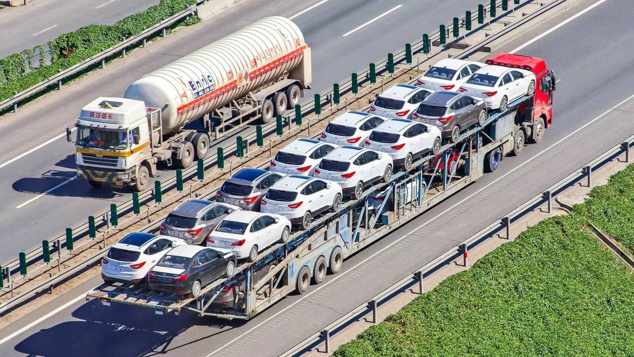 Китайские легковые автомобили на фоне российского флага