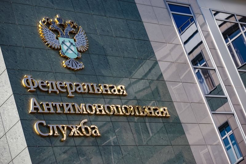 Логотип ФАС России на фоне нефтеперерабатывающего завода