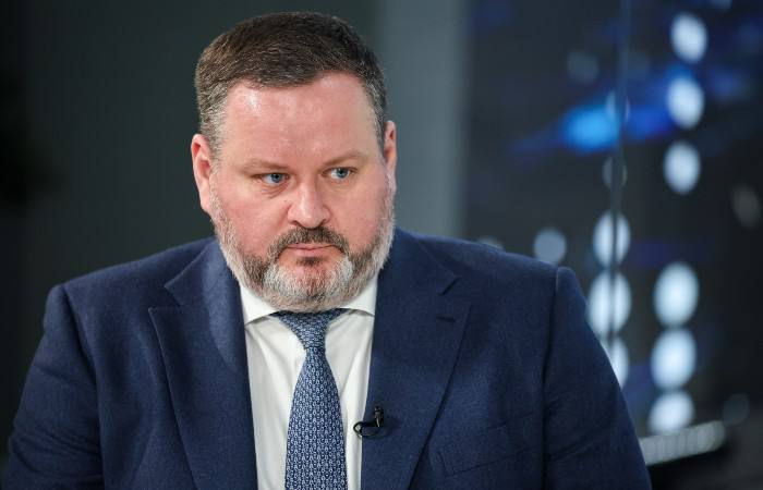 Агроном осматривает урожай в поле