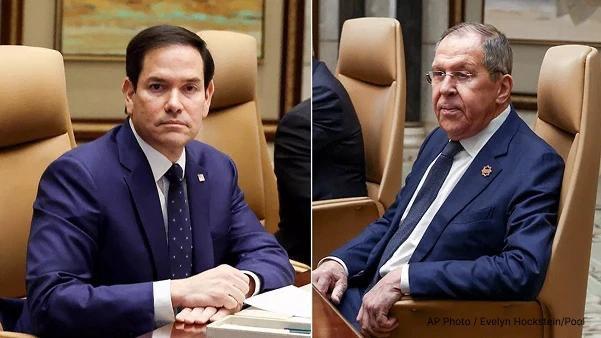 Сергей Лавров и Марко Рубио пожимают руки на переговорах