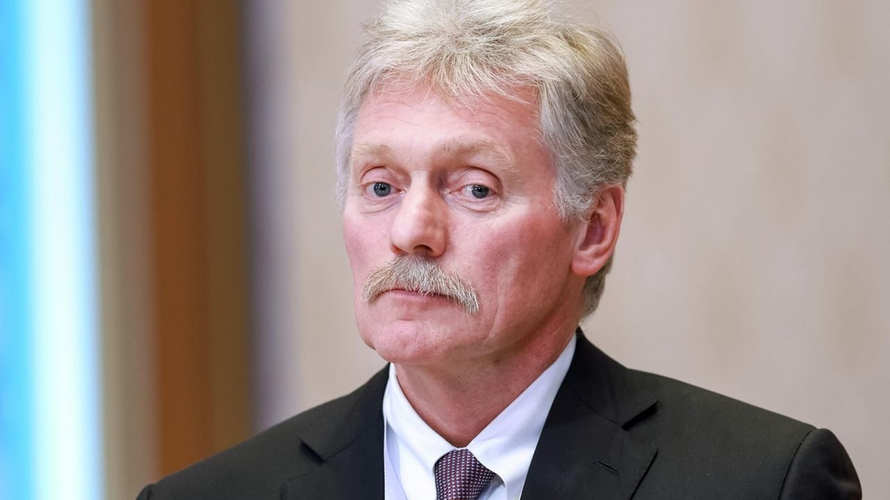 Пресс-секретарь президента Дмитрий Песков делает заявление для журналистов