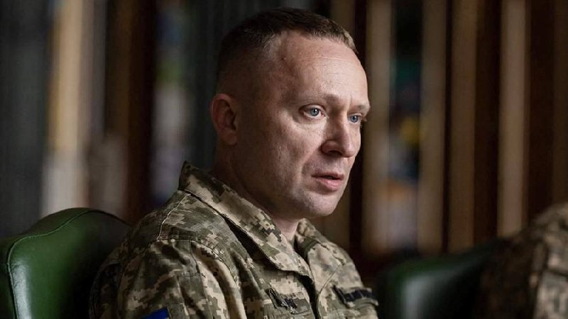 Михаил Драпатый в военной форме на фоне флага Украины