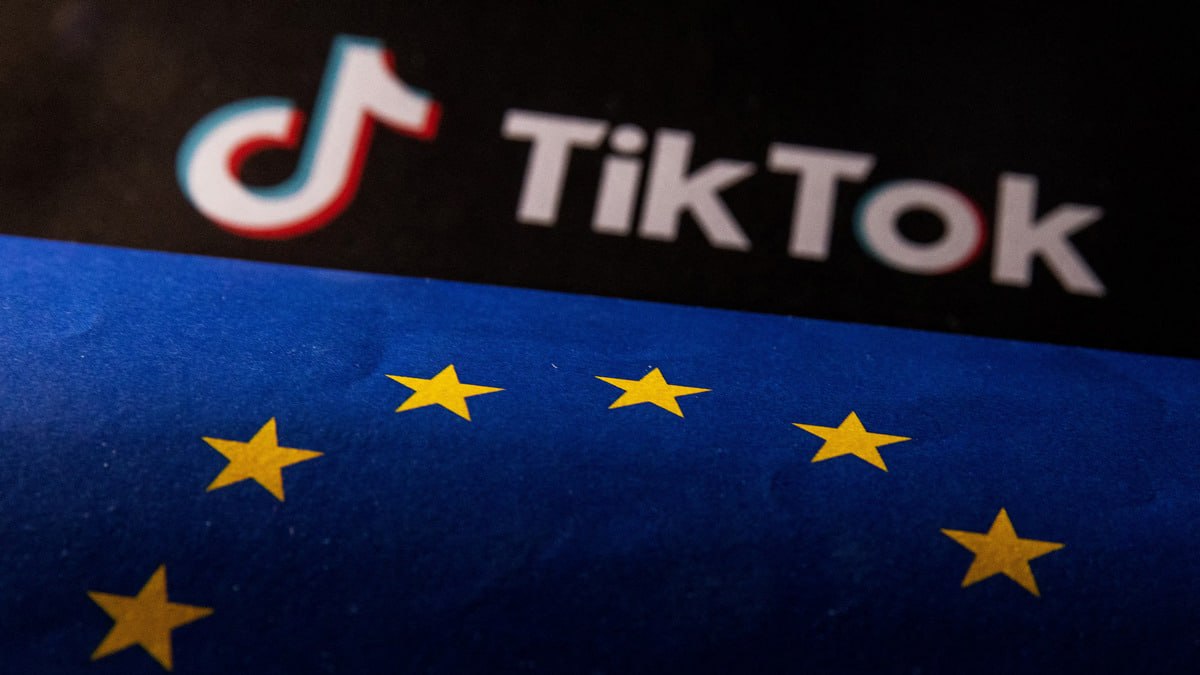 Логотип TikTok на фоне здания Еврокомиссии