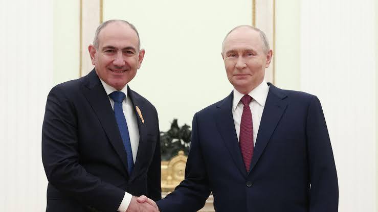 Пашинян и Путин во время телефонного разговора