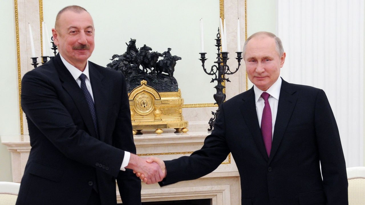 Путин и Алиев пожимают руки на переговорах
