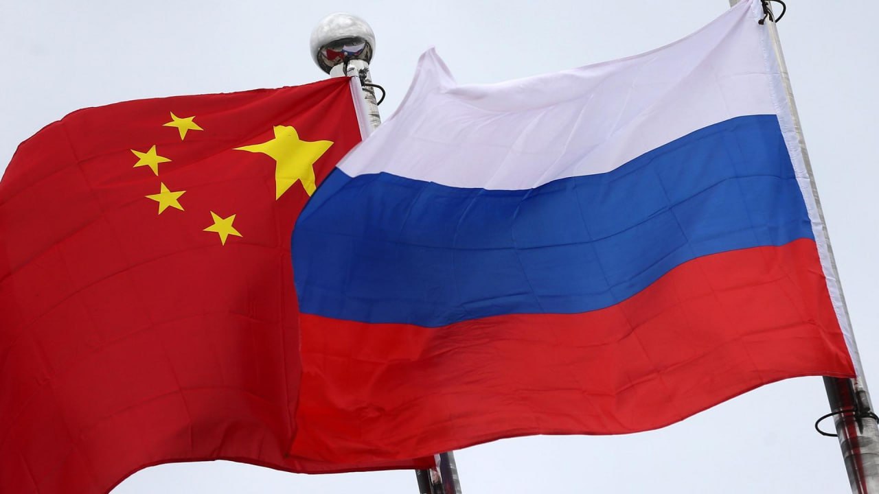 Флаги России и Китая на фоне переговоров