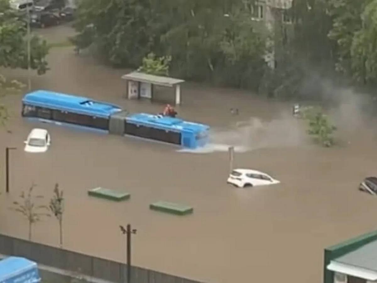 Сильный ливень заливает улицы Москвы