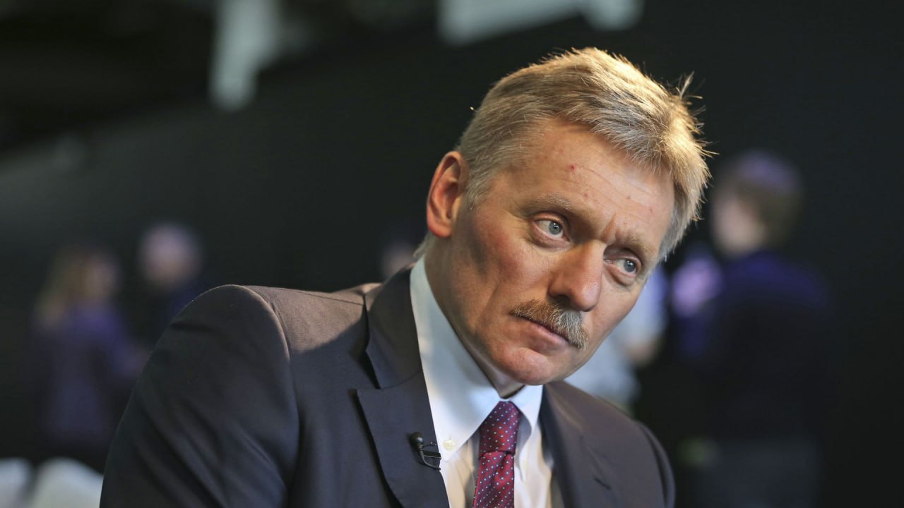 Дмитрий Песков делает заявление для прессы в Кремле