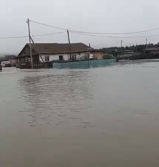 Оползень перекрыл дорогу в Якутии из-за паводка